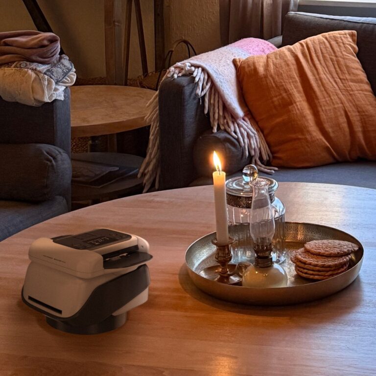 Mélangeur distributeur de cartes 360°, 1 à 8 joueurs, sur la table basse d'un salon, à la lumière d'une bougie (mise en scène)