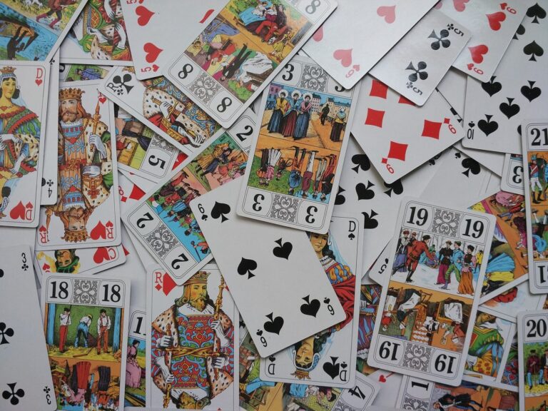 Cartes d'un jeu de tarot français étalées : atouts numérotés, rois, dames et cavalier