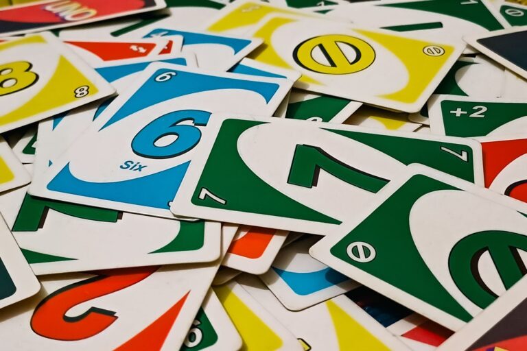 Un tas de cartes du jeu Uno éparpillées, numéros et couleurs rouge, vert, bleu et jaune mêlés